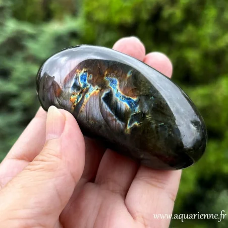 Galet de Labradorite poli à la main– vue des reflets naturels