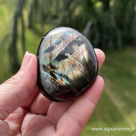 Galet de Labradorite de Madagascar poli à la main – pièce unique aux reflets naturels bleus, dorés et mauves