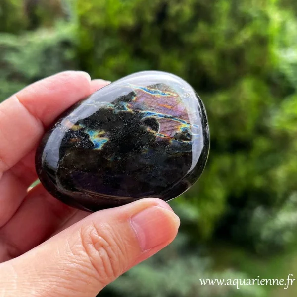 Galet de Labradorite de Madagascar – labradorescence et inclusions -pièce unique 110g