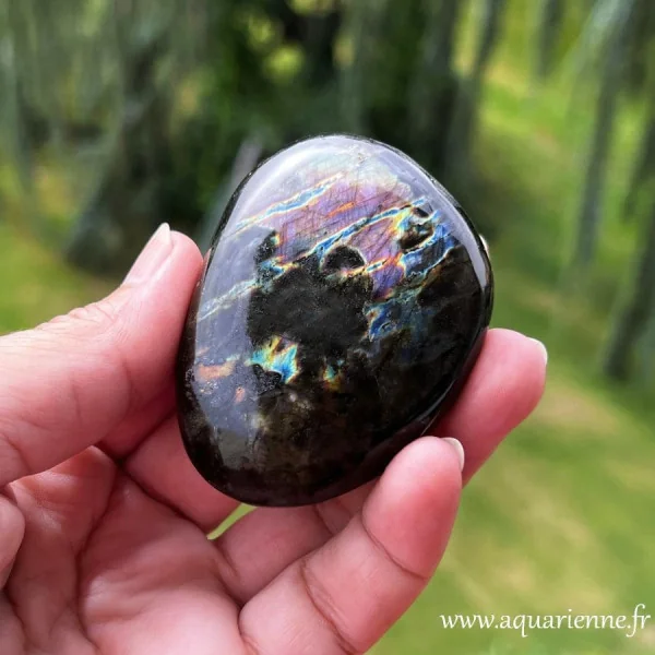 Galet de Labradorite poli – vue des reflets naturels