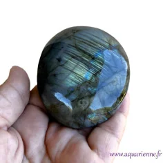 Galet de Labradorite de Madagascar poli main 187 g avec des reflets bleus et dorés naturels