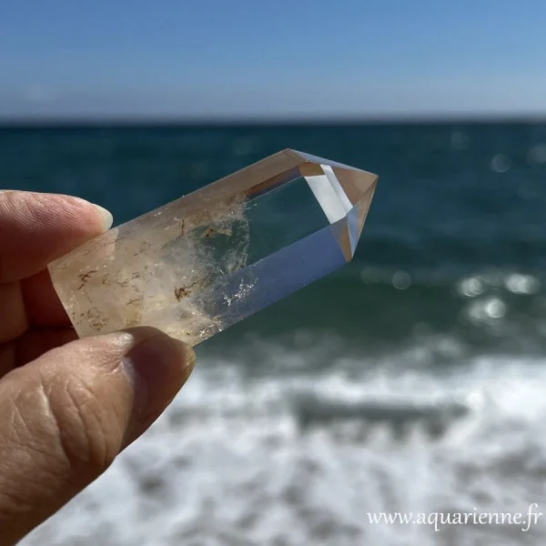 Pointe de citrine naturelle de Madagascar, vue latérale face à la mer pour observer ses inclusions de croissance