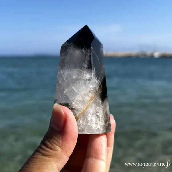 Quartz morion de Madagascar, pointe repolie main. Ancrage, protection et purification énergétiques. Pièce unique.