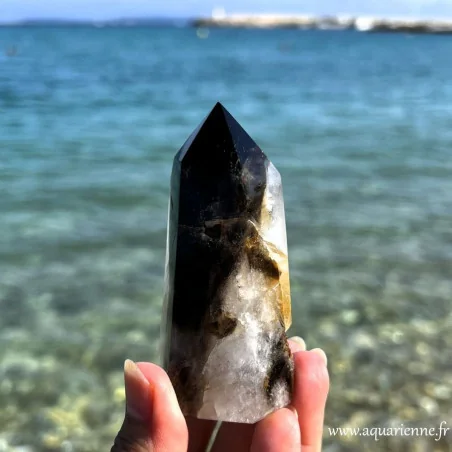 Protégez-vous des énergies indésirables avec ce Quartz Morion de Madagascar, pointe de 86 mm de haut. Pièce unique.