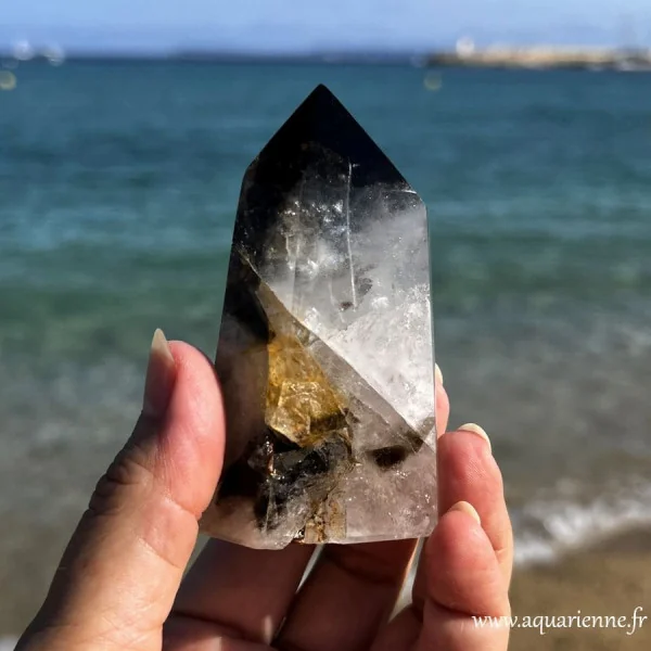Le quartz morion est une pierre d'enracinement et de protection énergétique. Pointe quartz fantôme morion de 86 mm de hauteur.