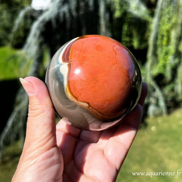 Pièce unique, vous recevrez cette superbe sphère en Jaspe polychrome de Madagascar aux tons orangés, beige et gris taupe