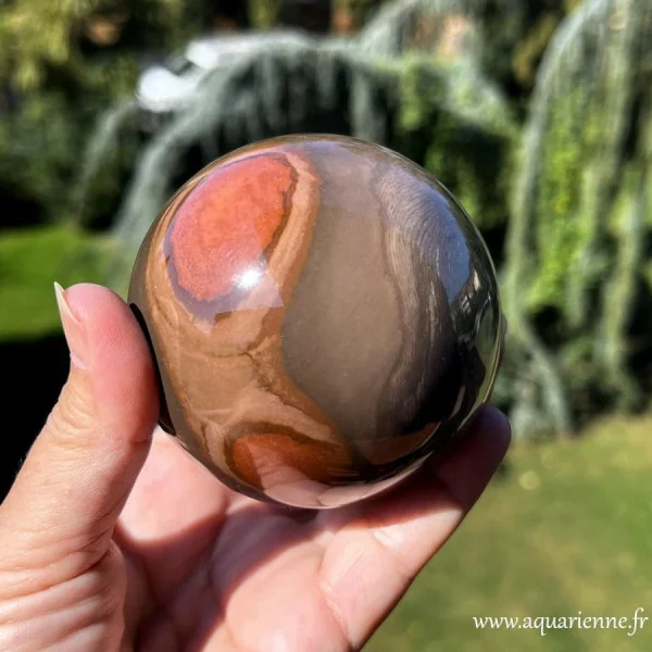 Merveille de la nature, chaque côté de cette sphère en Jaspe polychrome de Madagascar offre un paysage différent - pièce unique.