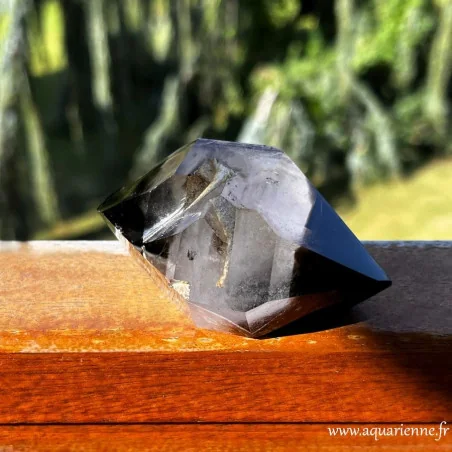 Détail des faces cristallines du Quartz Morion biterminé pièce unique