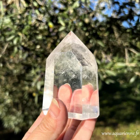 Pointe de Quartz clair 8,9cm, photo à la lumière du jour – Aquarienne Boutique