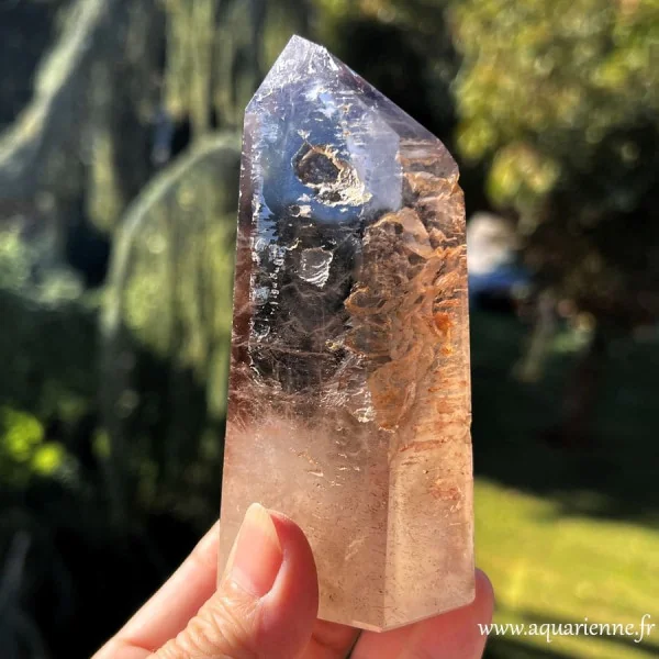 Pointe de quartz fumé sur fond naturel pour mettre en valeur son gabarit de 10,6 cm de hauteur