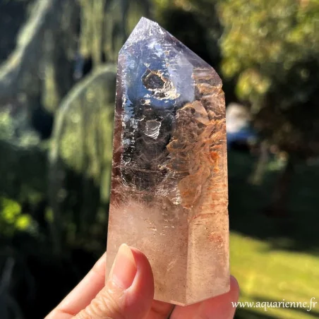 Pointe de quartz fumé sur fond naturel pour mettre en valeur son gabarit de 10,6 cm de hauteur