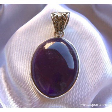 Photo prise en intérieur de ce pendentif ovale Argent 925 et Améthyste. Apaisement, sérénité, intuition.