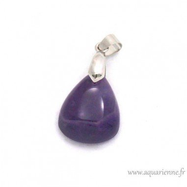Photo prise en intérieur de ce pendentif en Améthyste forme goutte. Talisman de lumière violette au creux du coeur.