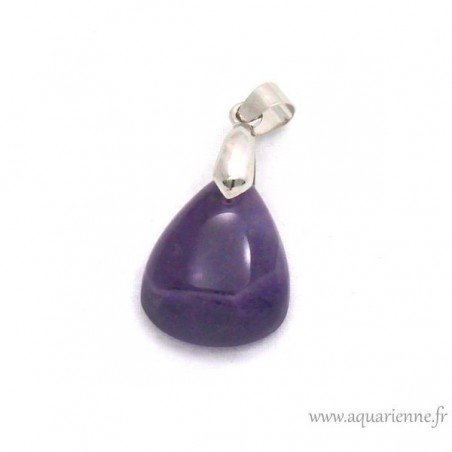 Photo prise en intérieur de ce pendentif en Améthyste forme goutte. Talisman de lumière violette au creux du coeur.