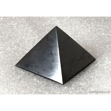 Pyramide en Shungite, une pierre utilisée par les thérapeutes pour la protection énergétique et la purification.