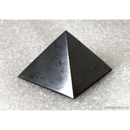 Pyramide en Shungite, une pierre utilisée par les thérapeutes pour la protection énergétique et la purification.
