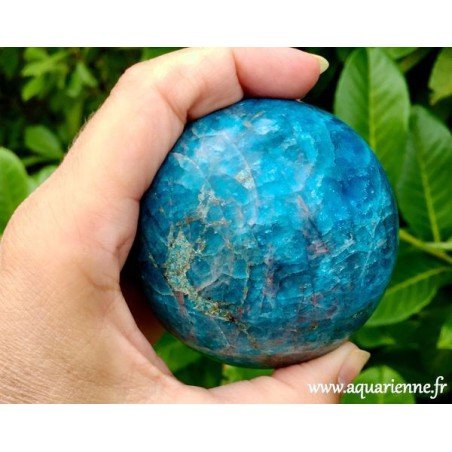 Sphère Apatite Bleue de Madagascar : ø72 mm, pesant 694 g. Pierre apportant : Inspiration, motivation, détermination.
