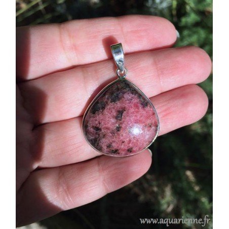 Pendentif pierre de rhodonite sur fine monture en argent 925. La rhodonite est connectée au chakra du cœur.
