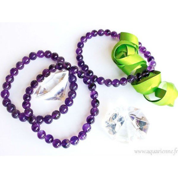 Bracelet en perles rondes d'améthyste de 8mm, monté sur fil élastiqué pour s'adapter à différents poignets adultes.