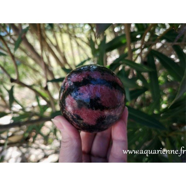 Sphère Rhodonite de Madagascar de 7cm de diamètre