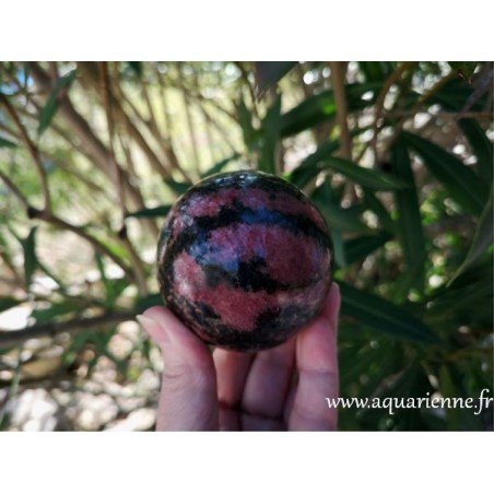 Sphère Rhodonite de Madagascar de 7cm de diamètre