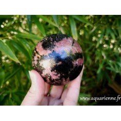 Rhodonite de Madagascar, belle sphère de 7cm de diamètre pesant 696 grammes. A offrir ou à s'offrir dès maintenant.
