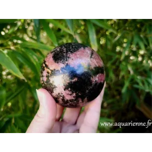 Rhodonite de Madagascar, belle sphère de 7cm de diamètre pesant 696 grammes. A offrir ou à s'offrir dès maintenant.