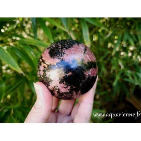Rhodonite de Madagascar, belle sphère de 7cm de diamètre pesant 696 grammes. A offrir ou à s'offrir dès maintenant.