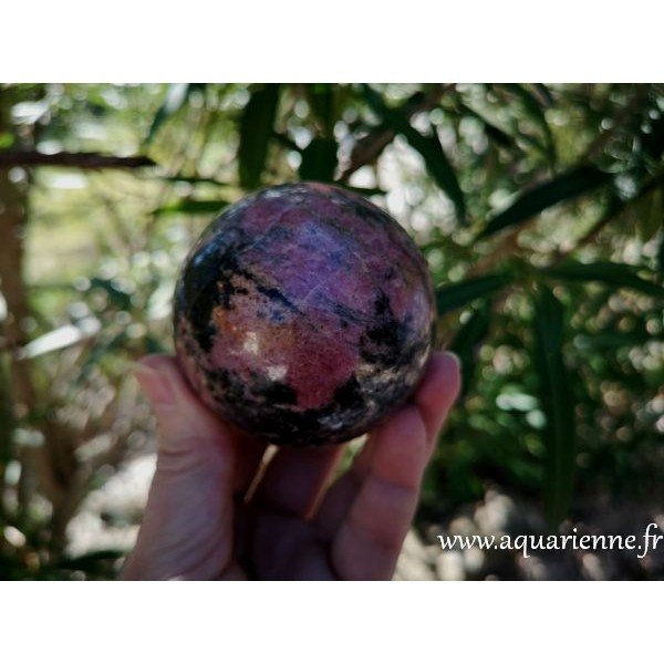 Rhodonite de Madagascar, sphère polie de 6,8 cm de diamètre et 598 grammes. Pièce unique.