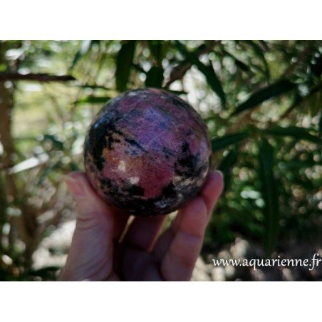 Rhodonite de Madagascar, sphère polie de 6,8 cm de diamètre et 598 grammes. Pièce unique.