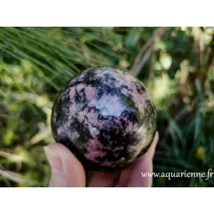 Rhodonite de Madagascar, sphère de 68mm de diamètre et 598grammes.