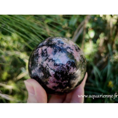 Rhodonite de Madagascar, sphère de 68mm de diamètre et 598grammes.
