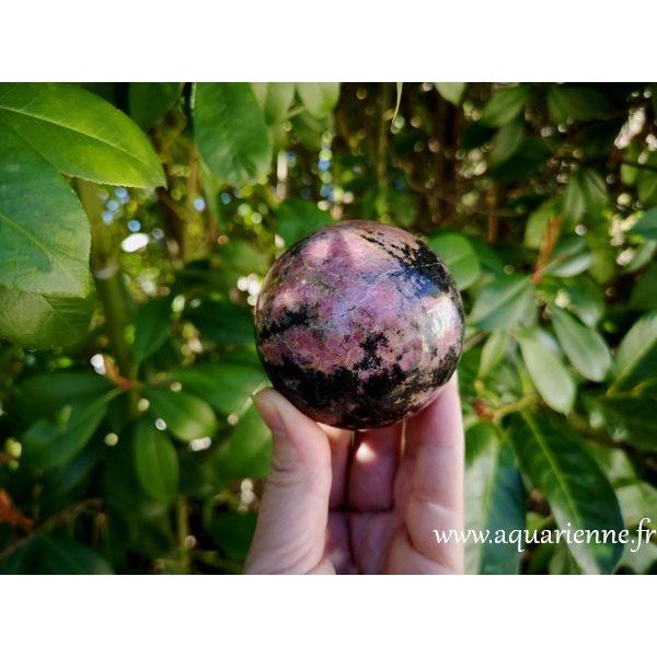 Belle boule polie de Rhodonite de Madagascar, pierre d'estime de soi, à offrir ou à s'offrir.
