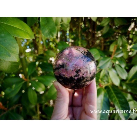 Belle boule polie de Rhodonite de Madagascar, pierre d'estime de soi, à offrir ou à s'offrir.