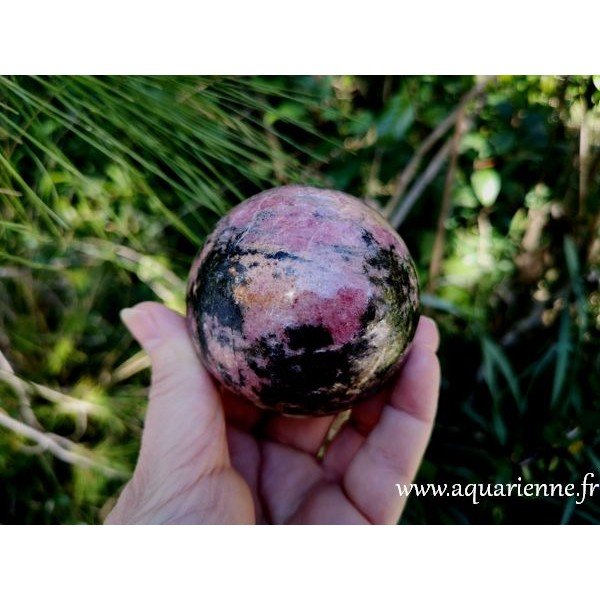 Sphère Rhodonite de Madagascar - ø 68mm - 598g - Pour lithothérapie, feng shui, méditation, déco intérieure