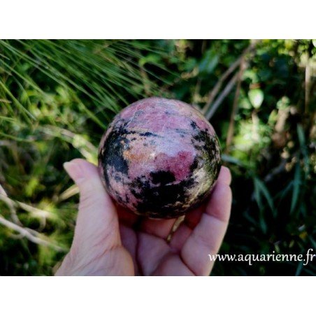 Sphère Rhodonite de Madagascar - ø 68mm - 598g - Pour lithothérapie, feng shui, méditation, déco intérieure