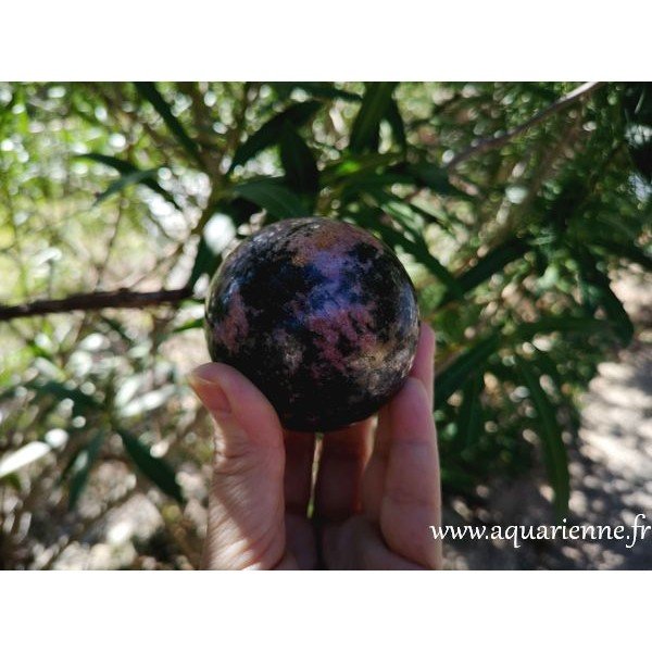 Rhodonite, sphère ø 6,8cm - pierre d'estime de soi ≡ Aquarienne.fr