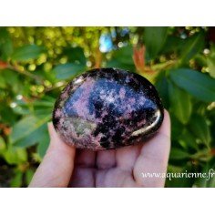 Rhodonite de Madagascar, gros galet de 315g poli et doux au toucher. Pour méditation, feng shui, lithothérapie.