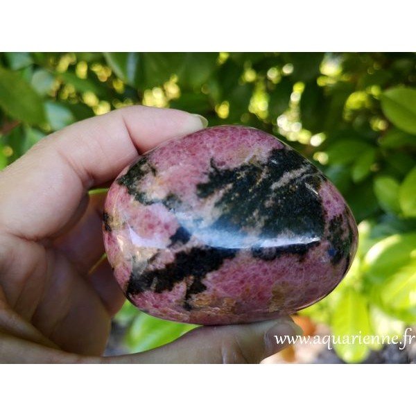 Beau galet en Rhodonite de Madagascar