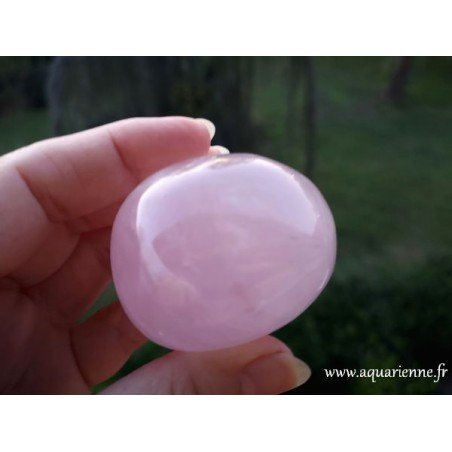 Quartz rose de Madagascar - Galet poli main - 170g