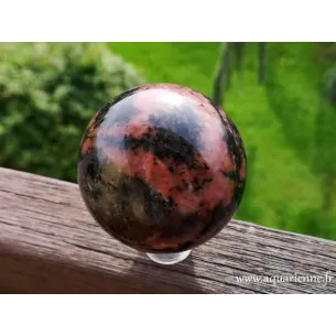 Sphère de Rhodonite polie de 65 mm de diamètre.