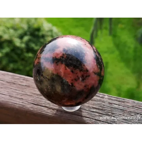 Sphère de Rhodonite polie de 65 mm de diamètre.