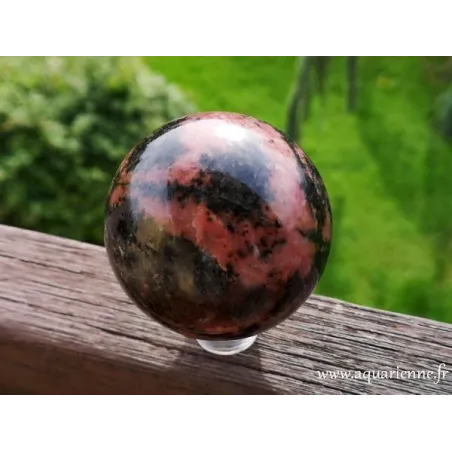 Sphère de Rhodonite polie de 65 mm de diamètre.