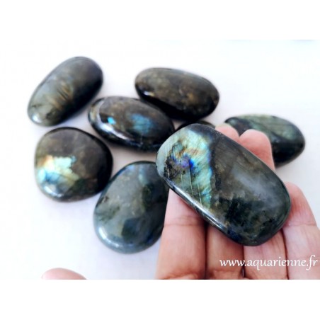 Labradorite de Madagascar, galet poli de 75 à 90 grammes et de 4,5 à 5 cm