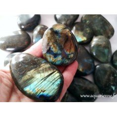 Labradorite de Madagascar qualité A galet poli de 90 à 105g-5 à 7cm. Protection, lumière, magie.