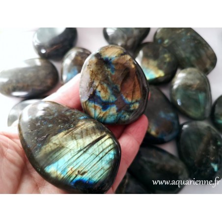 Labradorite de Madagascar qualité A galet poli de 90 à 105g-5 à 7cm. Protection, lumière, magie.