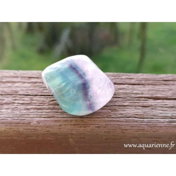 Pierre roulée de fluorite arc-en-ciel de 3,5 cm. Douce au toucher pour méditation, massages, lithothérapie, énergétique.