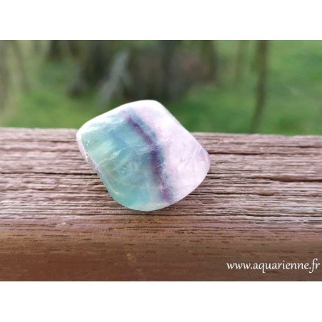 Pierre roulée de fluorite arc-en-ciel de 3,5 cm. Douce au toucher pour méditation, massages, lithothérapie, énergétique.