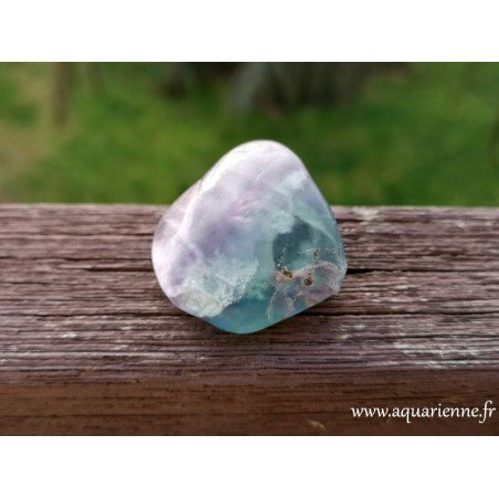 galet de pierre roulée de fluorite arc-en-ciel de 47g. Stimule l'intellect, renforce l'intuition et la confiance en soi.