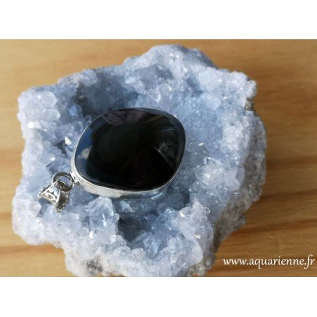 Pendentif argent 925 et pierre d'obsidienne œil céleste. Cabochon bombé en forme de losange arrondi.